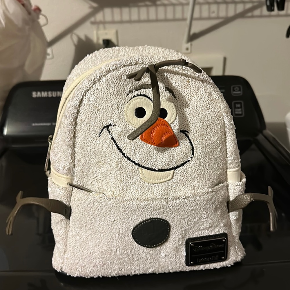It’s a lounge fly backpack from Disney. It’s an Olaf backpack.
